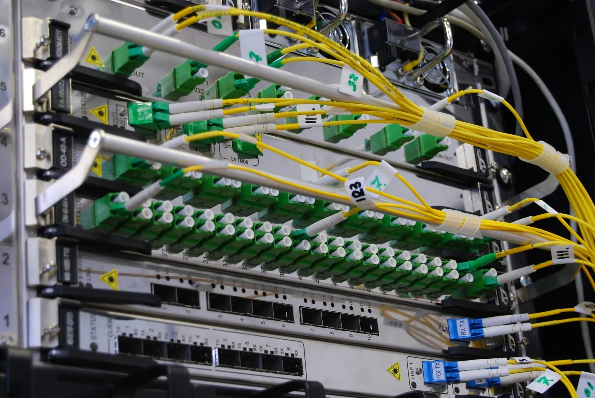 Rack con patch panels de fibra óptica LC duplex y switches gestionables.